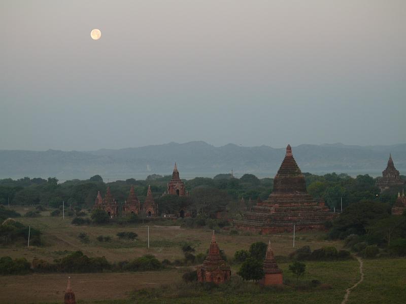 Burma III-109-Seib-2014.jpg - Before sunrise (Photo by Roland Seib)